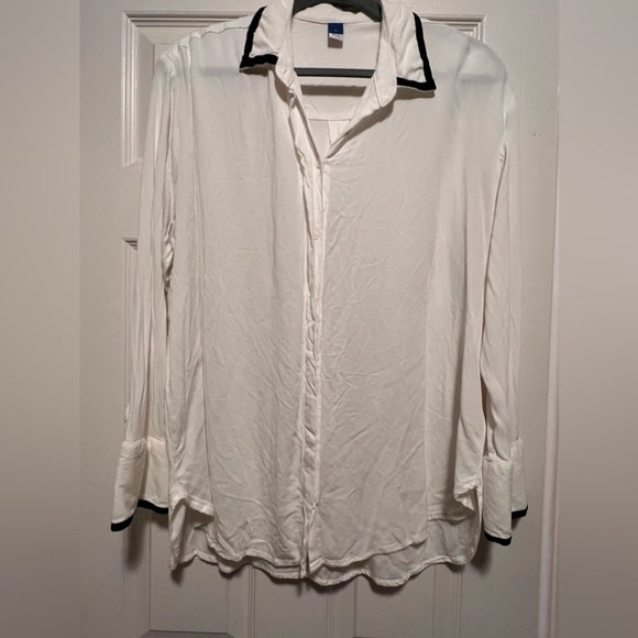 White button down with black detailing - Picture 1 of 6